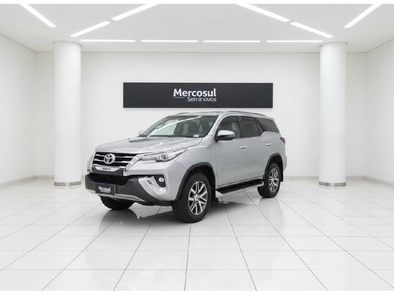 TOYOTA HILUX SW4 2.8 SRX 4X4 7 LUGARES 16V TURBO INTERCOOLER DIESEL 4P AUTOMÁTICO